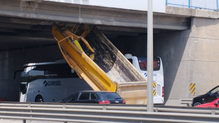 Kocaeli'de damperi açılan kamyon üst geçide takıldı